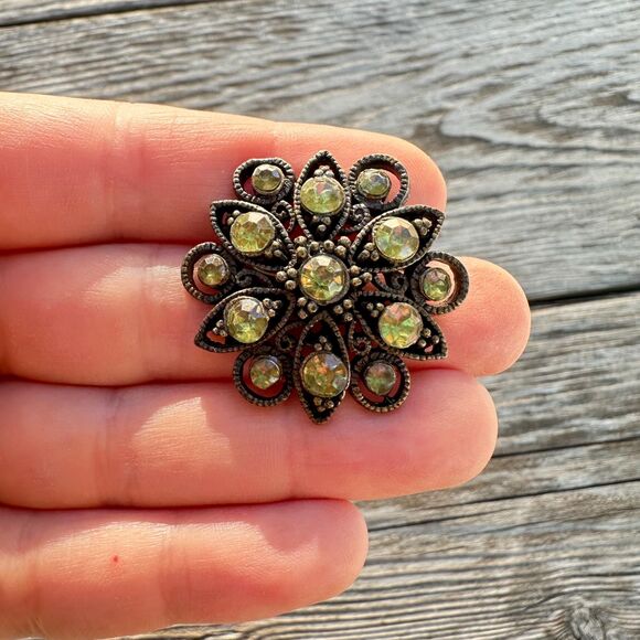 Vintage Jewelry Small Cluster Rhinestone Brooch with Green Rhinestones Pin - Picture 1 of 3